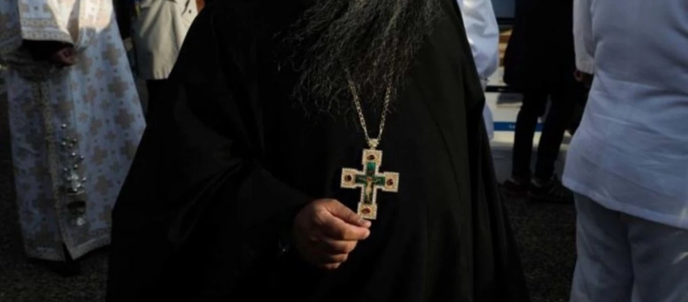 Λάρισα: Ιερέας χτύπησε πιστή γιατί πήρε δεύτερο... αντίδωρο - Την χαστούκισε και την χτύπησε στον τοίχο
